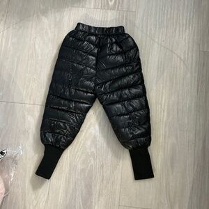 Kids winter puffy pant- untagged but fits for 2-3 years old boy or girl